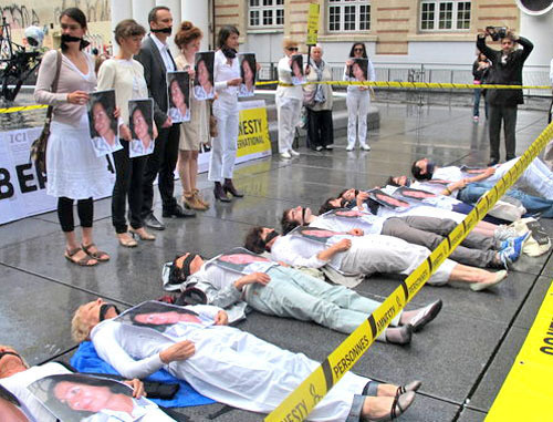 Акция памяти Натальи Эстемировой прошла в Париже. 15 июля 2012 г. Фото предоставлено Amnesty International Акция памяти Натальи Эстемировой прошла в Париже. 15 июля 2012 г. Фото предоставлено Amnesty International