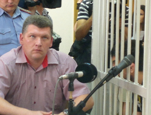 Адвокат Расула Мирзаева Алексей Гребенской обсуждает позицию со своим подзащитным перед началом слушания в Замоскворецком районном суде. Москва, 25 июля 2012 г. Фото Юлии Буславской для "Кавказского узла" Адвокат Расула Мирзаева Алексей Гребенской обсуждает позицию со своим подзащитным перед началом слушания в Замоскворецком районном суде. Москва, 25 июля 2012 г. Фото Юлии Буславской для "Кавказского узла"