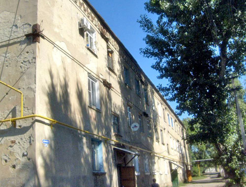 В этом доме по улице Космонавтов, 29 семье Макеевых предложили новую квартиру, как переселенцам из аварийного жилья. Ростовская область, Зверев. Фото предоставлено семьей Макеевых В этом доме по улице Космонавтов, 29 семье Макеевых предложили новую квартиру, как переселенцам из аварийного жилья. Ростовская область, Зверев. Фото предоставлено семьей Макеевых