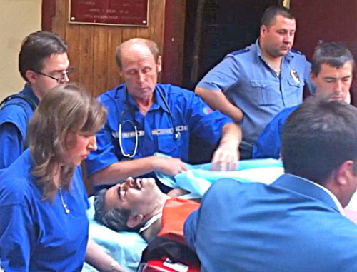 Владимира Жамборова из зала Тверского суда реанимационная бригада «Скорой помощи» с подозрением на инфаркт миокарда увезла в медицинский центр имени Бакулева. Москва, 3 августа 2012 г. Фото адвокатского бюро «Коблев и партнеры» Владимира Жамборова из зала Тверского суда реанимационная бригада «Скорой помощи» с подозрением на инфаркт миокарда увезла в медицинский центр имени Бакулева. Москва, 3 августа 2012 г. Фото адвокатского бюро «Коблев и партнеры»