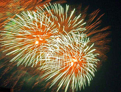 Праздничный фейерверк. Фото: http://www.am.all.biz Праздничный фейерверк. Фото: http://www.am.all.biz