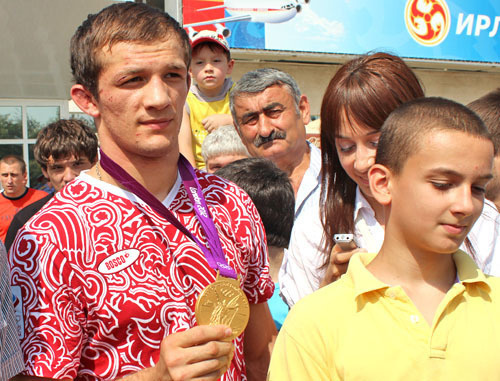 Олимпийский чемпион Алан Хугаев с фанатами. Северная Осетия, Владикавказ, 9 августа 2012 г. Фото Эммы Марзоевой для "Кавказского узла" Олимпийский чемпион Алан Хугаев с фанатами. Северная Осетия, Владикавказ, 9 августа 2012 г. Фото Эммы Марзоевой для "Кавказского узла"