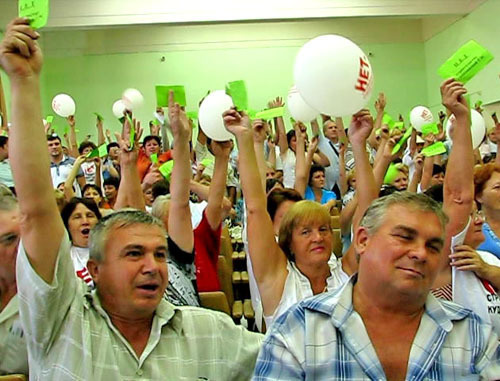 Общественные слушания по объекту "Кудепстинская ТЭС" собрали около 500 человек. Сочи, 24 августа 2012 г. Фото Павла Лиманова Общественные слушания по объекту "Кудепстинская ТЭС" собрали около 500 человек. Сочи, 24 августа 2012 г. Фото Павла Лиманова