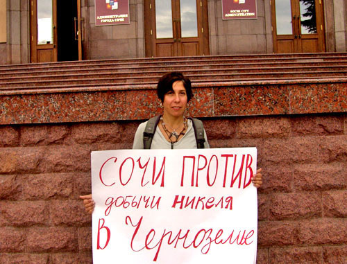 Мария Ухова перед администрацией Сочи во время одиночного пикета против добычи никеля в районе реки Хопер. Сочи, 22 сентября 2012 г. Фото предоставлено участниками акции Мария Ухова перед администрацией Сочи во время одиночного пикета против добычи никеля в районе реки Хопер. Сочи, 22 сентября 2012 г. Фото предоставлено участниками акции