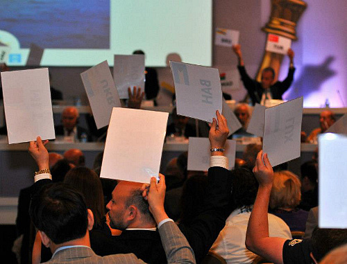 Голосование на 83 конгрессе FIDE в Баку 8 сентября 2012 г. Фото: Arman Karakhanyan, http://www.facebook.com/IstanbulChessOlympiad2012 Голосование на 83 конгрессе FIDE в Баку 8 сентября 2012 г. Фото: Arman Karakhanyan, http://www.facebook.com/IstanbulChessOlympiad2012