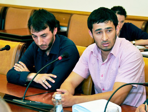Адам Акаев и Тимурсултан Висайтаев ждут решения комиссии по адаптации. Махачкала, 26 сентября 2012 г. Фото Сергея Расулова Адам Акаев и Тимурсултан Висайтаев ждут решения комиссии по адаптации. Махачкала, 26 сентября 2012 г. Фото Сергея Расулова