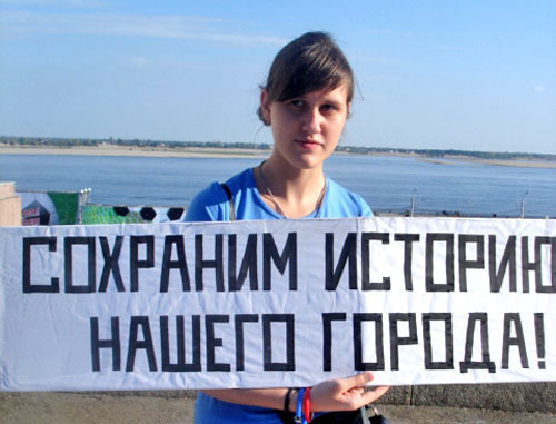 Участница пикета против застройки набережной. Волгоград, 30 сентября 2012 г. Фото Татьяны Филимоновой для "Кавказского узла" Участница пикета против застройки набережной. Волгоград, 30 сентября 2012 г. Фото Татьяны Филимоновой для "Кавказского узла"
