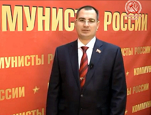 Максим Сурайкин в агитационном видеоролике партии "Коммунисты России". Источник: http://www.komros.info Максим Сурайкин в агитационном видеоролике партии "Коммунисты России". Источник: http://www.komros.info