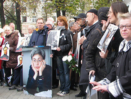 Пикет памяти Анны Политковской в Новопушкинском сквере. Москва, 7 октября 2012 г. Фото Веры Васильевой, http://hro.org Пикет памяти Анны Политковской в Новопушкинском сквере. Москва, 7 октября 2012 г. Фото Веры Васильевой, http://hro.org