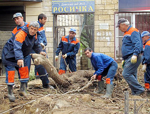 Расчистка завалов в пострадавшем от наводнения Дербенте. 10 октября 2012 г. Фото пресс-службы ГУ МЧС по Республике Дагестан, http://www.05.mchs.gov.ru Расчистка завалов в пострадавшем от наводнения Дербенте. 10 октября 2012 г. Фото пресс-службы ГУ МЧС по Республике Дагестан, http://www.05.mchs.gov.ru