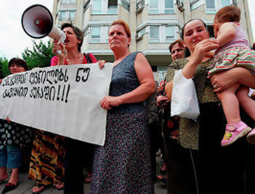 Акция протеста беженцев из Абхазии. Тбилиси, июль 2010 г. Фото: Александр Имедашвили, NEWSGEORGIA Акция протеста беженцев из Абхазии. Тбилиси, июль 2010 г. Фото: Александр Имедашвили, NEWSGEORGIA