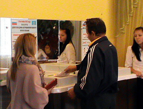 Астрахань, 14 октября 2012 г. Голосование на участке №7 по Советскому Продольному одномандатному избирательному округу №24. Фото Елены Гребенюк для "Кавказского узла" Астрахань, 14 октября 2012 г. Голосование на участке №7 по Советскому Продольному одномандатному избирательному округу №24. Фото Елены Гребенюк для "Кавказского узла"