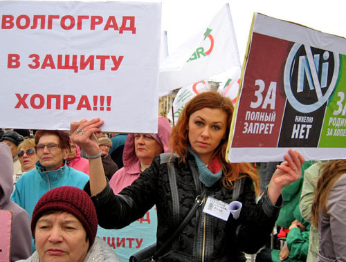 Студентка Анна Исаева выступает против строительства никель добывающего завода в Воронежской области. Волгоград, 13 октября 2012 г. Фото Вячеслава Ященко для "Кавказского узла" Студентка Анна Исаева выступает против строительства никель добывающего завода в Воронежской области. Волгоград, 13 октября 2012 г. Фото Вячеслава Ященко для "Кавказского узла"