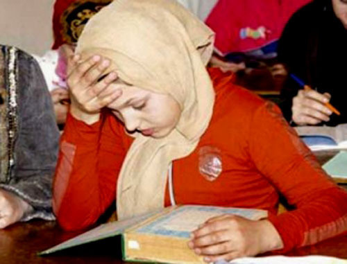 Ученица в хиджабе. Фото http://www.islamnews.ru Ученица в хиджабе. Фото http://www.islamnews.ru