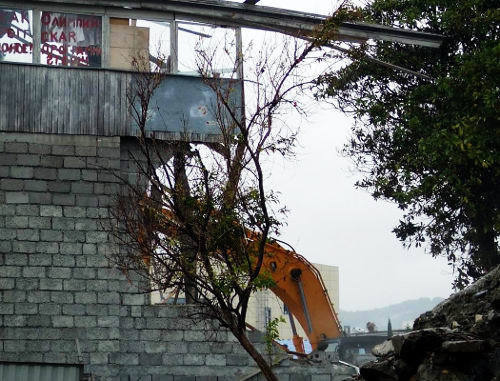 Сочи, улица Просвещения. Снос дома Алексея Кравца. 25 октября 2012 г. Фото Ммхаила Соколова Сочи, улица Просвещения. Снос дома Алексея Кравца. 25 октября 2012 г. Фото Ммхаила Соколова