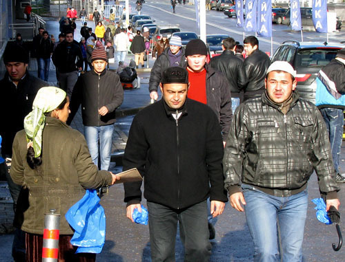 Празднование Курбан-Байрама в Москве. На снимке: раздача ковриков для молитвы на улицах города. Москва, 26 октября 2012 г. Фото Натальи Крайновой для "Кавказского узла" Празднование Курбан-Байрама в Москве. На снимке: раздача ковриков для молитвы на улицах города. Москва, 26 октября 2012 г. Фото Натальи Крайновой для "Кавказского узла"