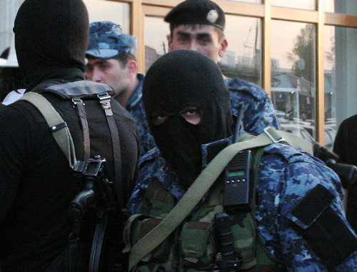 Сотрудники ОМОН у здания, где проводилась голодовка сторонников регионального общественного движения "Мехк-Кхел". Ингушетия, Назрань, 29 октября 2012 г. Фото: http://mehkkhel.org Сотрудники ОМОН у здания, где проводилась голодовка сторонников регионального общественного движения "Мехк-Кхел". Ингушетия, Назрань, 29 октября 2012 г. Фото: http://mehkkhel.org