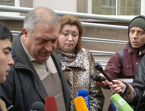 В центре: отец Ивана Агафонова и адвокат Оксана Михалкина у здания Замоскворецкого суда. Москва, 15 ноября 2012 г. Фото Юлии Буславской для "Кавказского узла" В центре: отец Ивана Агафонова и адвокат Оксана Михалкина у здания Замоскворецкого суда. Москва, 15 ноября 2012 г. Фото Юлии Буславской для "Кавказского узла"