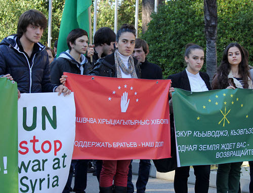 Митинг в поддержку черкесов Сирии в Сухуме, Абхазия, 22 ноября 2012 г. Фото Анжелы Кучуберия для "Кавказского узла" Митинг в поддержку черкесов Сирии в Сухуме, Абхазия, 22 ноября 2012 г. Фото Анжелы Кучуберия для "Кавказского узла"
