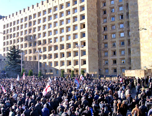 Революция Роз, Тбилиси, 22 ноября 2003 г. Фото http://commons.wikimedia.org Революция Роз, Тбилиси, 22 ноября 2003 г. Фото http://commons.wikimedia.org