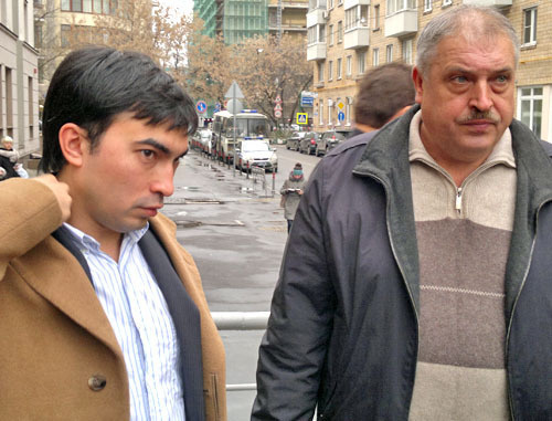 Отец Ивана Агафонова, Александр Агафонов и его
представитель Матвей Цзен. Москва, 16 ноября 2012 г. Фото Юлии Буславской для "Кавказского узла"
Отец Ивана Агафонова, Александр Агафонов и его
представитель Матвей Цзен. Москва, 16 ноября 2012 г. Фото Юлии Буславской для "Кавказского узла"