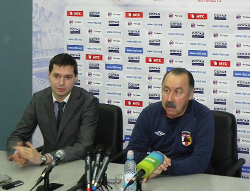 Валерий Газзаев (справа) на пресс-конференции во Владикавказе 15 ноября 2012 г. Фото Мурата Лацоева для "Кавказского узла" Валерий Газзаев (справа) на пресс-конференции во Владикавказе 15 ноября 2012 г. Фото Мурата Лацоева для "Кавказского узла"