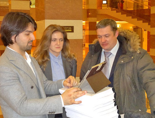Мурад Мусаев, Дарья Тренина, Валентин Варкентин (слева направо)с 18 томами дела об убийстве Юрия Буданова в здании Мосгорсуда. Москва, 6 декабря 2012 г. Фото Юлии Буславской для "Кавказского узла" Мурад Мусаев, Дарья Тренина, Валентин Варкентин (слева направо)с 18 томами дела об убийстве Юрия Буданова в здании Мосгорсуда. Москва, 6 декабря 2012 г. Фото Юлии Буславской для "Кавказского узла"