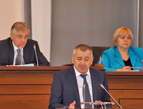 Выступает Асланбек Хадарцев во время заседания Парламента Северной Осетии. Владикавказ, 25 декабря 2012 г. Фото Дмитрия Тамерланова для "Кавказского узла" Выступает Асланбек Хадарцев во время заседания Парламента Северной Осетии. Владикавказ, 25 декабря 2012 г. Фото Дмитрия Тамерланова для "Кавказского узла"