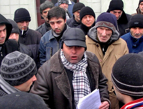 Лаврентий Алания (в центре) во время забастовки с требованием улучшить условия труда. Грузия, Рустави, 24 декабря 2012 г. Фото Беслана Кмузова для "Кавказского узла" Лаврентий Алания (в центре) во время забастовки с требованием улучшить условия труда. Грузия, Рустави, 24 декабря 2012 г. Фото Беслана Кмузова для "Кавказского узла"