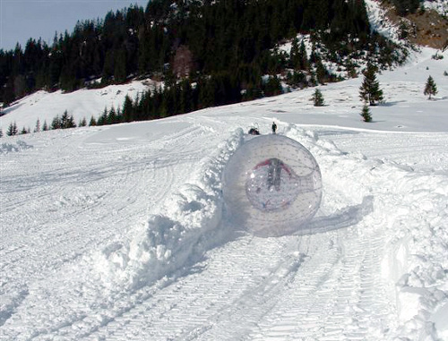 Катание на зорбе. Фото: http://www.oberstdorf.de Катание на зорбе. Фото: http://www.oberstdorf.de