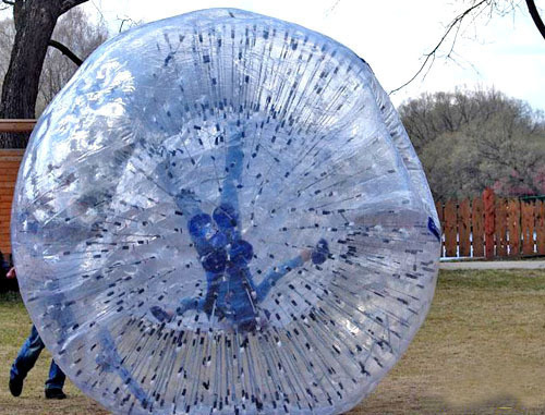 Катание на атрракционе "зорб". Фото: компания AirCastles, http://aircastles.org/zorbing/ Катание на атрракционе "зорб". Фото: компания AirCastles, http://aircastles.org/zorbing/