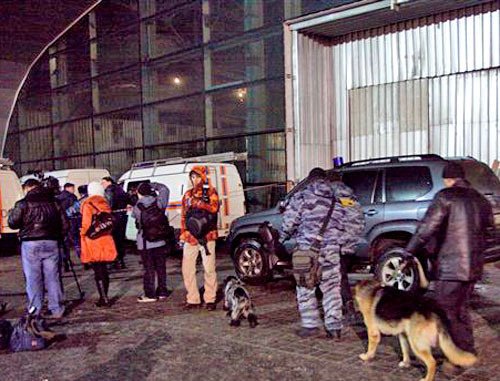 Сотрудники ФСБ работают на месте теракта в аэропорту «Домодедово». Москва, 24 января 2011 г. Фото: Yuri Timofeyev (RFE/RL) Сотрудники ФСБ работают на месте теракта в аэропорту «Домодедово». Москва, 24 января 2011 г. Фото: Yuri Timofeyev (RFE/RL)