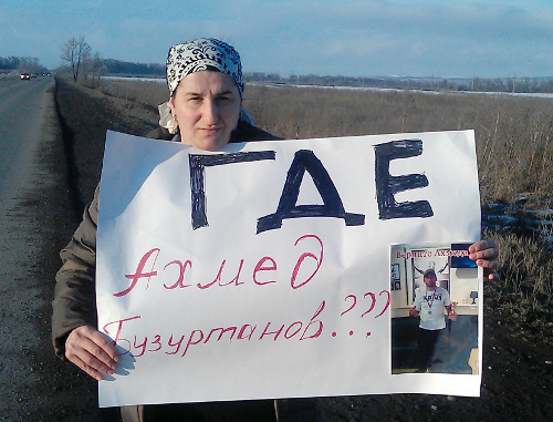 Одиночный пикет Лизы Бузуртановой, сестры Ахмеда Бузуртанова на федеральной трассе "Кавказ" между селением Экажево и муниципальным округом Гамурзиевским. Фото Рашида Гайсанова Одиночный пикет Лизы Бузуртановой, сестры Ахмеда Бузуртанова на федеральной трассе "Кавказ" между селением Экажево и муниципальным округом Гамурзиевским. Фото Рашида Гайсанова
