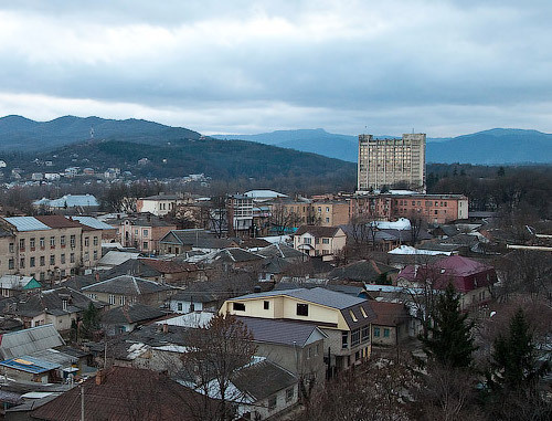 Панорама Нальчика: частный сектор в районе улицы Кабардинская и гостиница "Нарт" (справа). Фото: yury_iogan, http://ru-travel.livejournal.com/13388006.html Панорама Нальчика: частный сектор в районе улицы Кабардинская и гостиница "Нарт" (справа). Фото: yury_iogan, http://ru-travel.livejournal.com/13388006.html