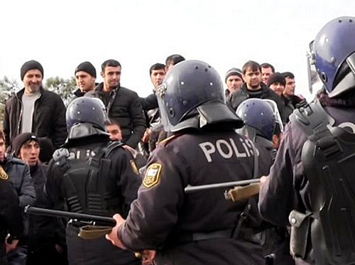 Акция протеста в Торговом центре "Бина". Баку, 19 января 2012 г. Фото: http://www.radioazadlyg.org Акция протеста в Торговом центре "Бина". Баку, 19 января 2012 г. Фото: http://www.radioazadlyg.org