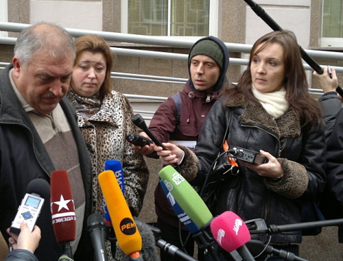 Отец Ивана Агафонова и адвокат потерпевших Оксана Михалкина беседуют с журналистами у здания Замоскворецкого суда. Москва, 15 ноября 2012 г. Фото Юлии Буславской для "Кавказского узла" Отец Ивана Агафонова и адвокат потерпевших Оксана Михалкина беседуют с журналистами у здания Замоскворецкого суда. Москва, 15 ноября 2012 г. Фото Юлии Буславской для "Кавказского узла"