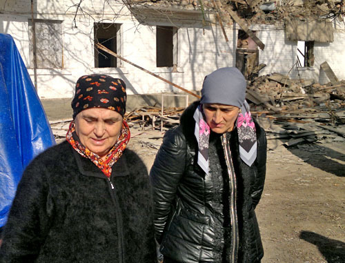 Жители частично снесенного дома оказались на улице в связи со сносом их жилья. Ингушетия, Сунженский район, январь 2013 г. Фото предоставлено адвокатом Исой Коздоевым Жители частично снесенного дома оказались на улице в связи со сносом их жилья. Ингушетия, Сунженский район, январь 2013 г. Фото предоставлено адвокатом Исой Коздоевым