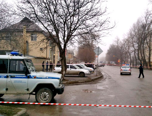 Место, где был убит Зейтун Бозиев. Нальчик, 29 января 2013 г. Фото: министерство внутренних дел по Кабардино-Балкарской республике, http://07.mvd.ru Место, где был убит Зейтун Бозиев. Нальчик, 29 января 2013 г. Фото: министерство внутренних дел по Кабардино-Балкарской республике, http://07.mvd.ru