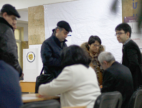 На избирательном участке в Ереване. 18 февраля 2013 г. Фото: © PanARMENIAN Photo/Vahan Stepanyan На избирательном участке в Ереване. 18 февраля 2013 г. Фото: © PanARMENIAN Photo/Vahan Stepanyan