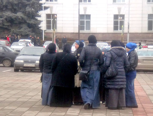 КБР, Нальчик, 20 февраля 2013 г. Участники митинга в поддержку родственников пропавших местных жителей. Фото Рустама Мацева КБР, Нальчик, 20 февраля 2013 г. Участники митинга в поддержку родственников пропавших местных жителей. Фото Рустама Мацева