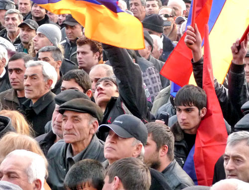 Митинг на площади "Свобода" сторонников Раффи Ованнисяна против результатов выборов. Ереван, 20 февраля 2013 г. Фото Армине Мартиросян для "Кавказского узла" Митинг на площади "Свобода" сторонников Раффи Ованнисяна против результатов выборов. Ереван, 20 февраля 2013 г. Фото Армине Мартиросян для "Кавказского узла"