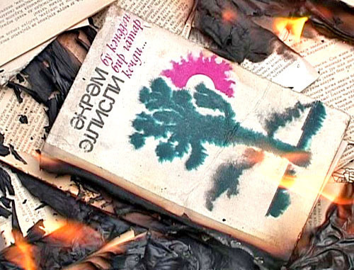 Книга Акрама Айлисли "Каменные сны". Фото: НИРА "Аксакал", http://aksakal.info Книга Акрама Айлисли "Каменные сны". Фото: НИРА "Аксакал", http://aksakal.info