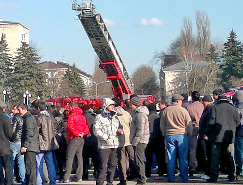 Участники акции в поддержку мэра Карачаевска Солтана Семенова на площади перед зданием правительства КЧР. Черкесск, 1 марта 2013 г. Фото корреспондента "Кавказского узла" Участники акции в поддержку мэра Карачаевска Солтана Семенова на площади перед зданием правительства КЧР. Черкесск, 1 марта 2013 г. Фото корреспондента "Кавказского узла"