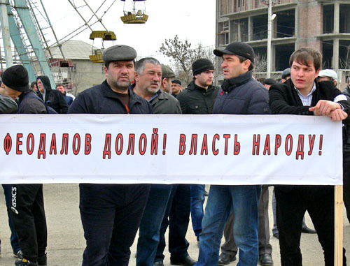 Митинг с целью "поддержки политики исполняющего обязанности главы Дагестана Рамазана Абдулатипова и защиты интересов жителей района" прошел в Кизилюрте. Дагестан, 2 марта 2013 г. Фото Патимат Махмудовой для "Кавказского узла" Митинг с целью "поддержки политики исполняющего обязанности главы Дагестана Рамазана Абдулатипова и защиты интересов жителей района" прошел в Кизилюрте. Дагестан, 2 марта 2013 г. Фото Патимат Махмудовой для "Кавказского узла"