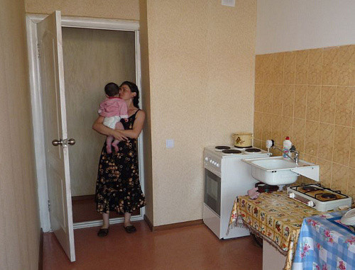Южная Осетия, Цхинвал, 2010 г. Жители микрорайона "Солнечный".Фото: http://osinform.ru Южная Осетия, Цхинвал, 2010 г. Жители микрорайона "Солнечный".Фото: http://osinform.ru