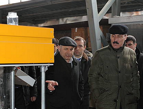 Рамазан Абдулатипов (справа) в рабочей поездке. Февраль 2013 г. Фото: http://president.e-dag.ru Рамазан Абдулатипов (справа) в рабочей поездке. Февраль 2013 г. Фото: http://president.e-dag.ru
