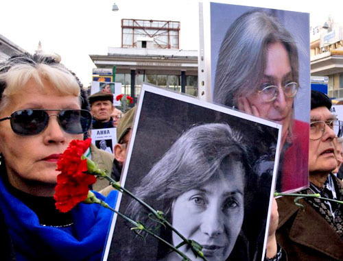 Фотографии Натальи Эстемировой и Анны Политковской на акции в память о погибшей Анне Политковской. Москва, 7 октября 2010 г. Фото: Yuri Timofeyev (RFE/RL) Фотографии Натальи Эстемировой и Анны Политковской на акции в память о погибшей Анне Политковской. Москва, 7 октября 2010 г. Фото: Yuri Timofeyev (RFE/RL)