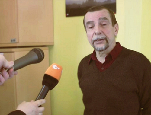 Лев Пономарев делает заявление после попытки внеплановой проверки представителей министерства юстиции, прокуратуры и налоговой службы в офисе движения "За права человека". Москва, 25 марта 2013 г. Кадр из видеорепортажа ОГТ, http://ogt.tv Лев Пономарев делает заявление после попытки внеплановой проверки представителей министерства юстиции, прокуратуры и налоговой службы в офисе движения "За права человека". Москва, 25 марта 2013 г. Кадр из видеорепортажа ОГТ, http://ogt.tv