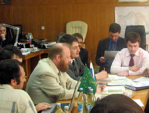 Активисты "Эковахты" в центральном офисе. Адыгея, Майкоп, 2008 г. Активисты "Эковахты" в центральном офисе. Адыгея, Майкоп, 2008 г.