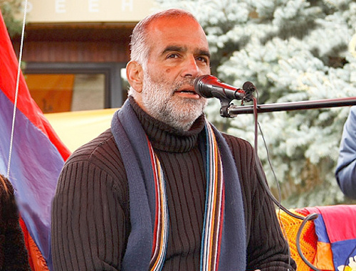Раффи Ованнисян на площади Свободы в Ереване, март 2013 г. Фото: © PanARMENIAN Photo/
Hrant Khachatryan Раффи Ованнисян на площади Свободы в Ереване, март 2013 г. Фото: © PanARMENIAN Photo/
Hrant Khachatryan